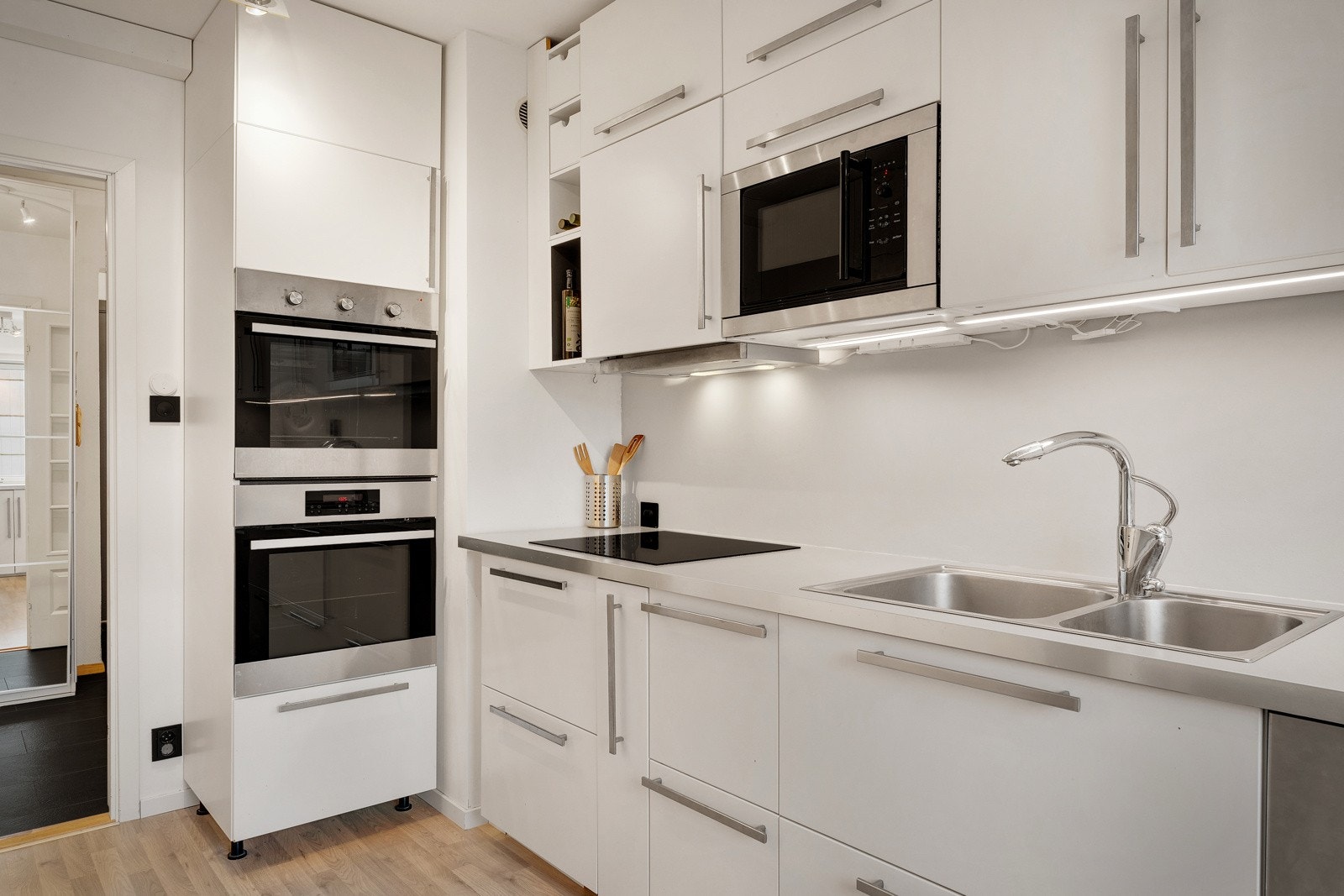 - Integrerte hvitevarer: induksjonsplatetopp, to stekeovner, mikrobølgeovn, kjøleskap. I tillegg medfølger oppvaskmaskin fra Siemens ny i 2024 - Galleribilde