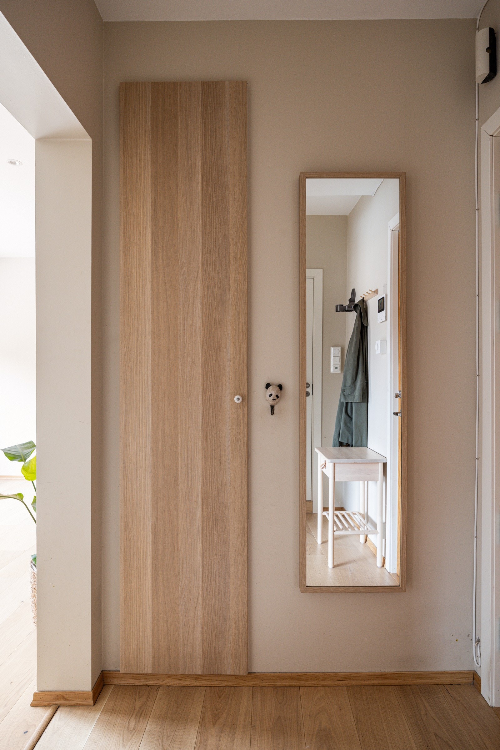 Bak døren finner du et skap med ytterligere lagringsplass. Galleribilde