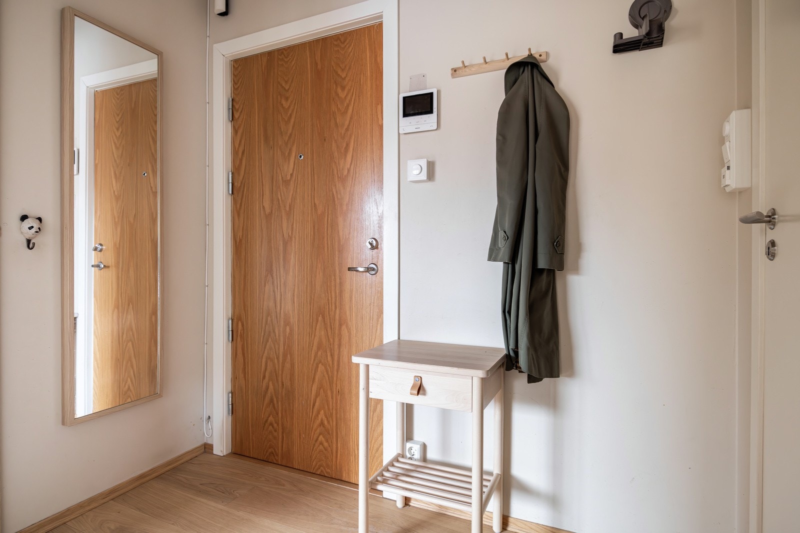 Lys, innbydende entré med plass til å henge fra seg. Galleribilde