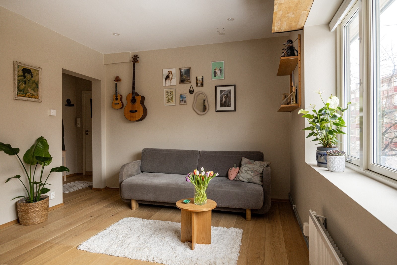 Planløsningen er god og sofaen får en naturlig plassering på stuen. Galleribilde