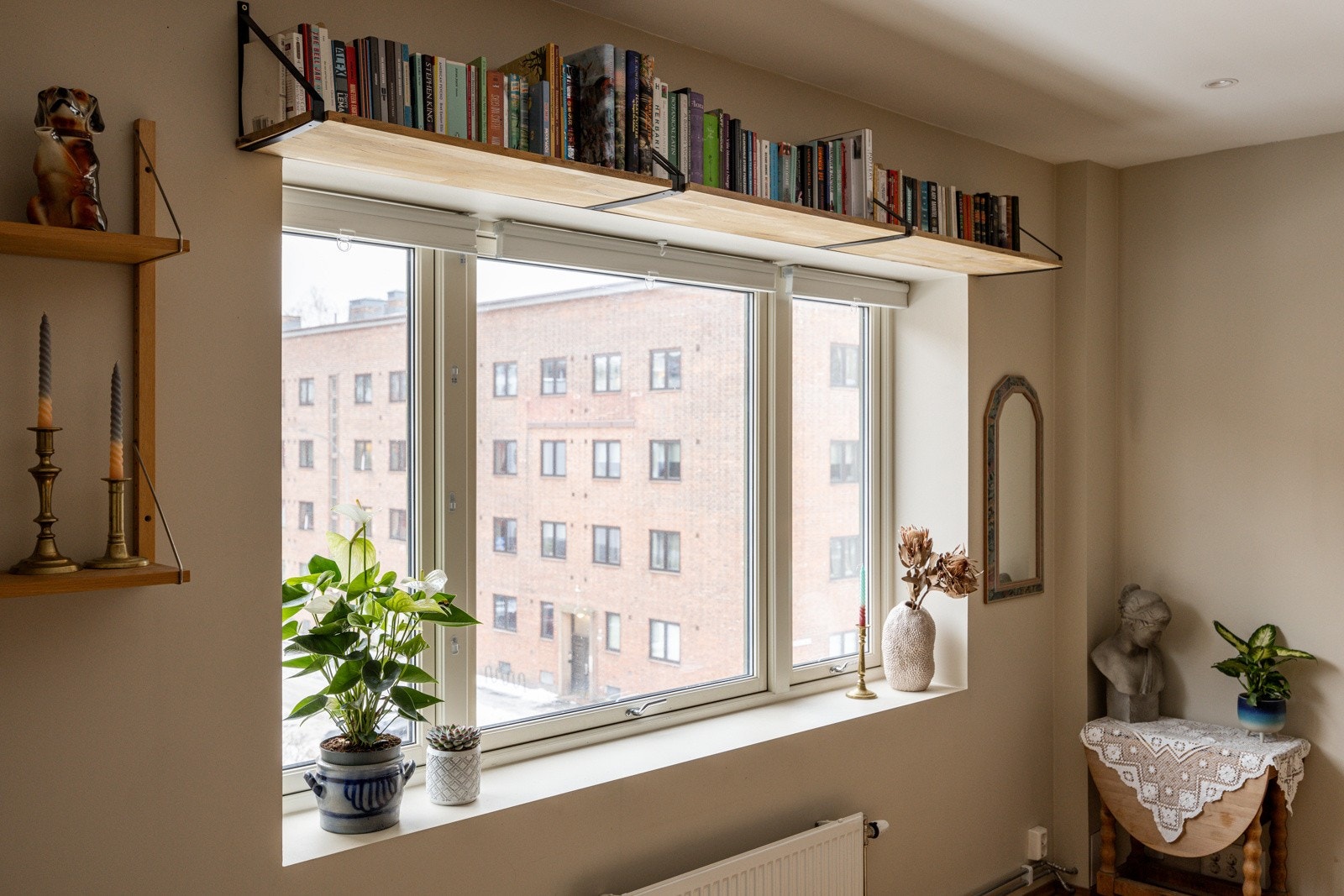 Her får du dype vinduskarmer og plass til bøker over vinduet. Leiligheten varmes opp via radiatorer tilknyttet fellesanlegg. Galleribilde