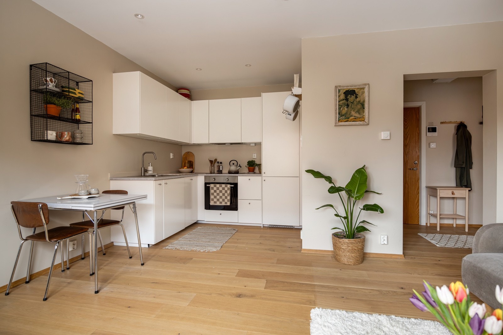 Åpent og sosialt med en flott 1-stavs eikeparkett på gulv. Galleribilde