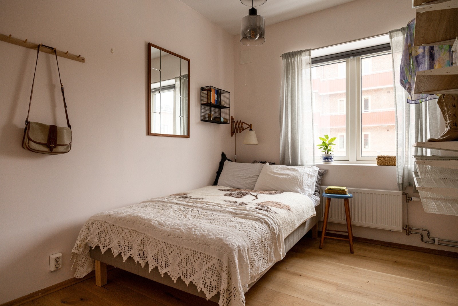 Soverommet er av god størrelse og har plass til dobbeltseng. Praktisk oppbevaringsløsning på veggen. Galleribilde