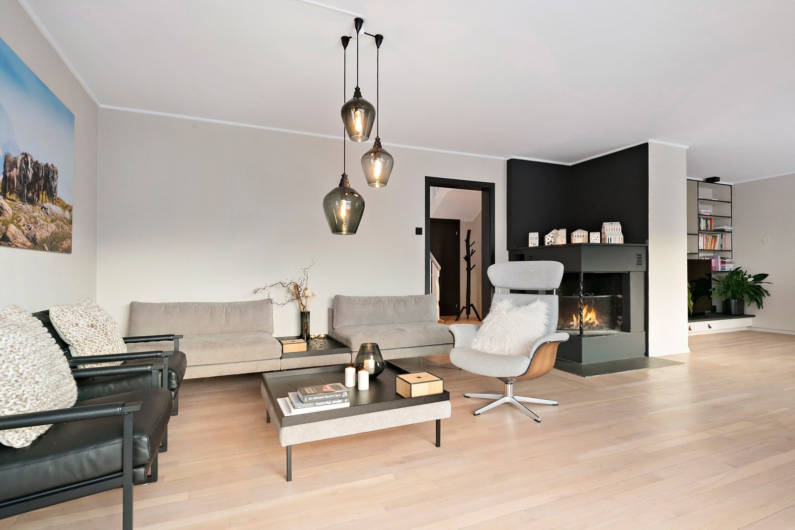 Dette er et selskapelig hus med rom for en stor familie, og det er svært god plass for mange gjester til bursdagsfeiring så vel som til middagsselskap og fest. Galleribilde