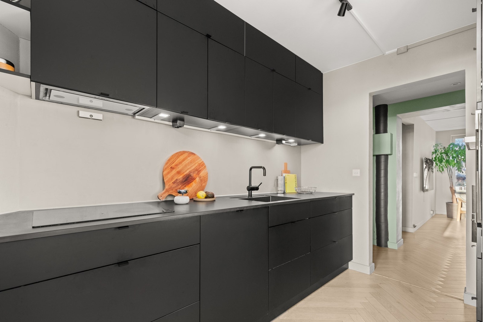 Det er rikelig med oppbevaringsplass i både skuffer og takhøye skap. Den gode benkeplassen gjør det enkelt å diske opp lekre middager. Galleribilde