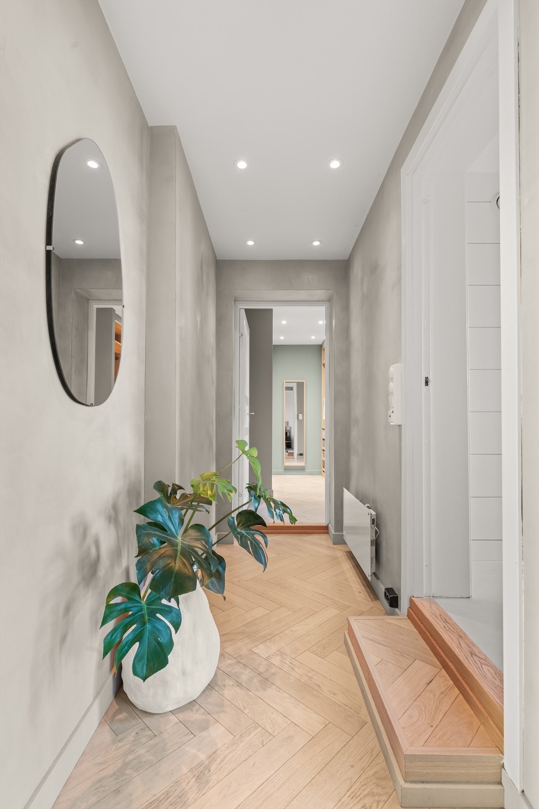 Velkommen inn! Leilighetens entré er lys og innbydende og gir et godt førsteinntrykk av boligen Galleribilde