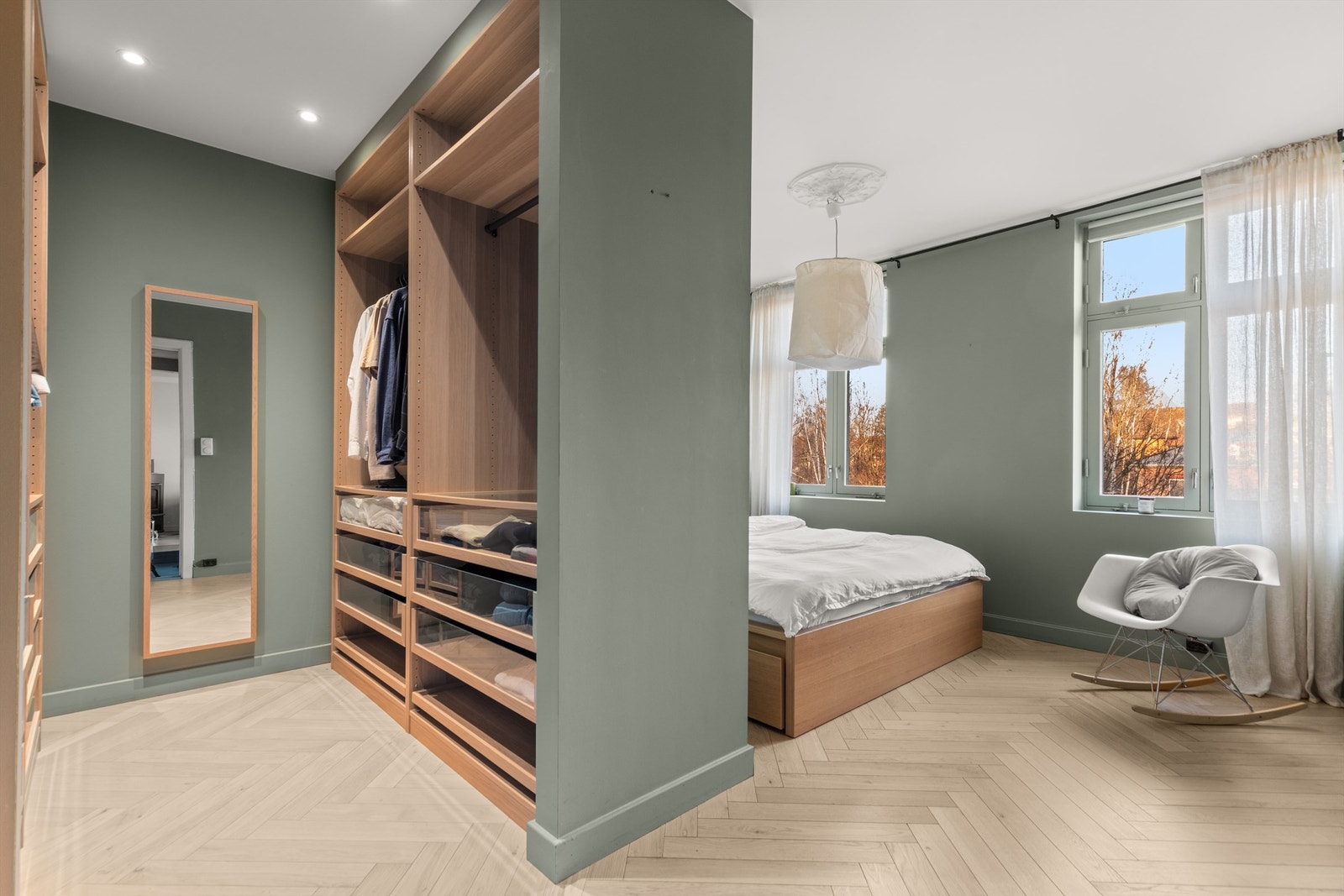 Rommet er holdt i duse og behagelige nyanser - perfekte for soverommet Galleribilde