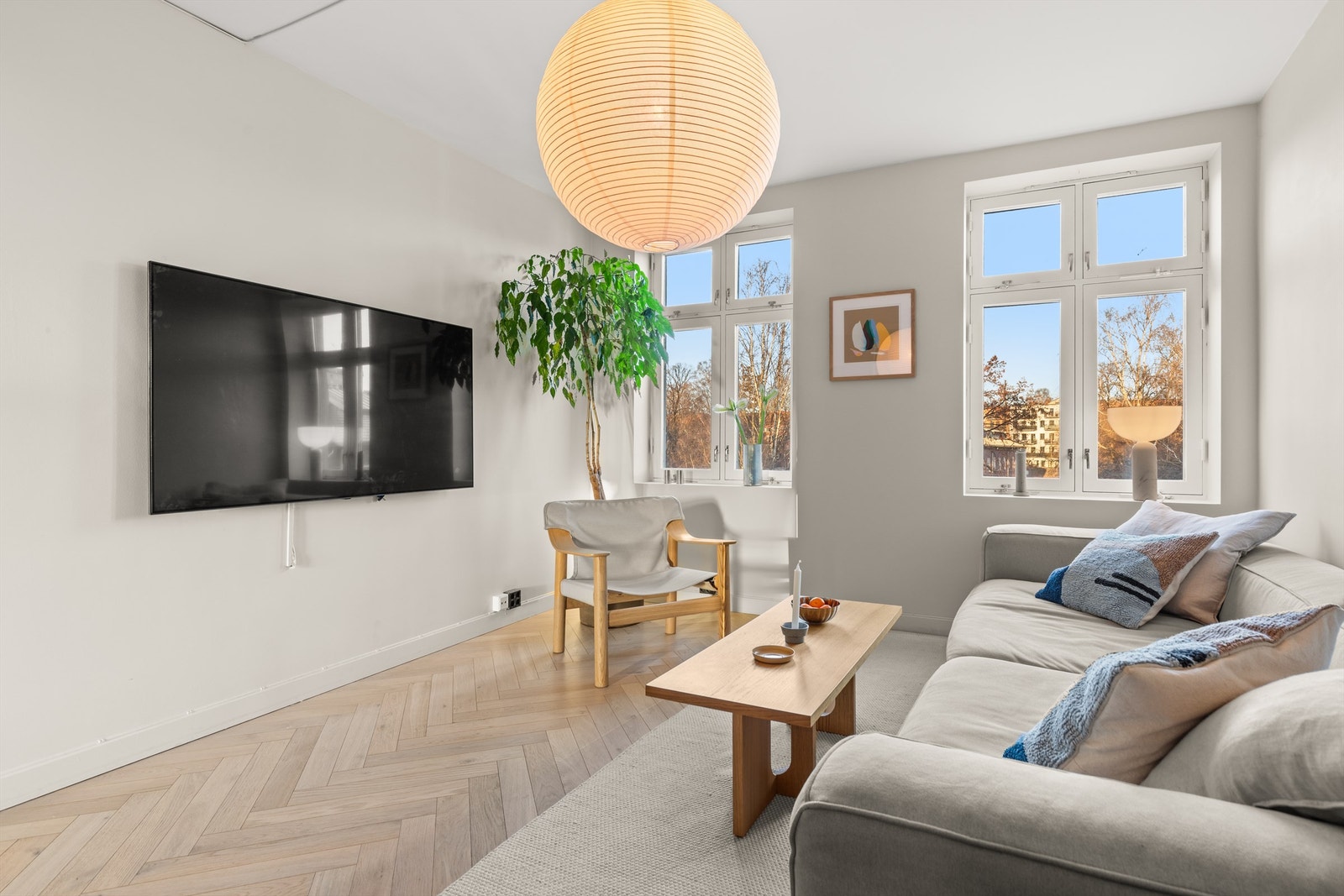 Stuen er romslig med god planløsning og kan enkelt innredes med en hyggelig sofagruppe med tilhørende sofabord og annet ønskelig stuemøblement Galleribilde