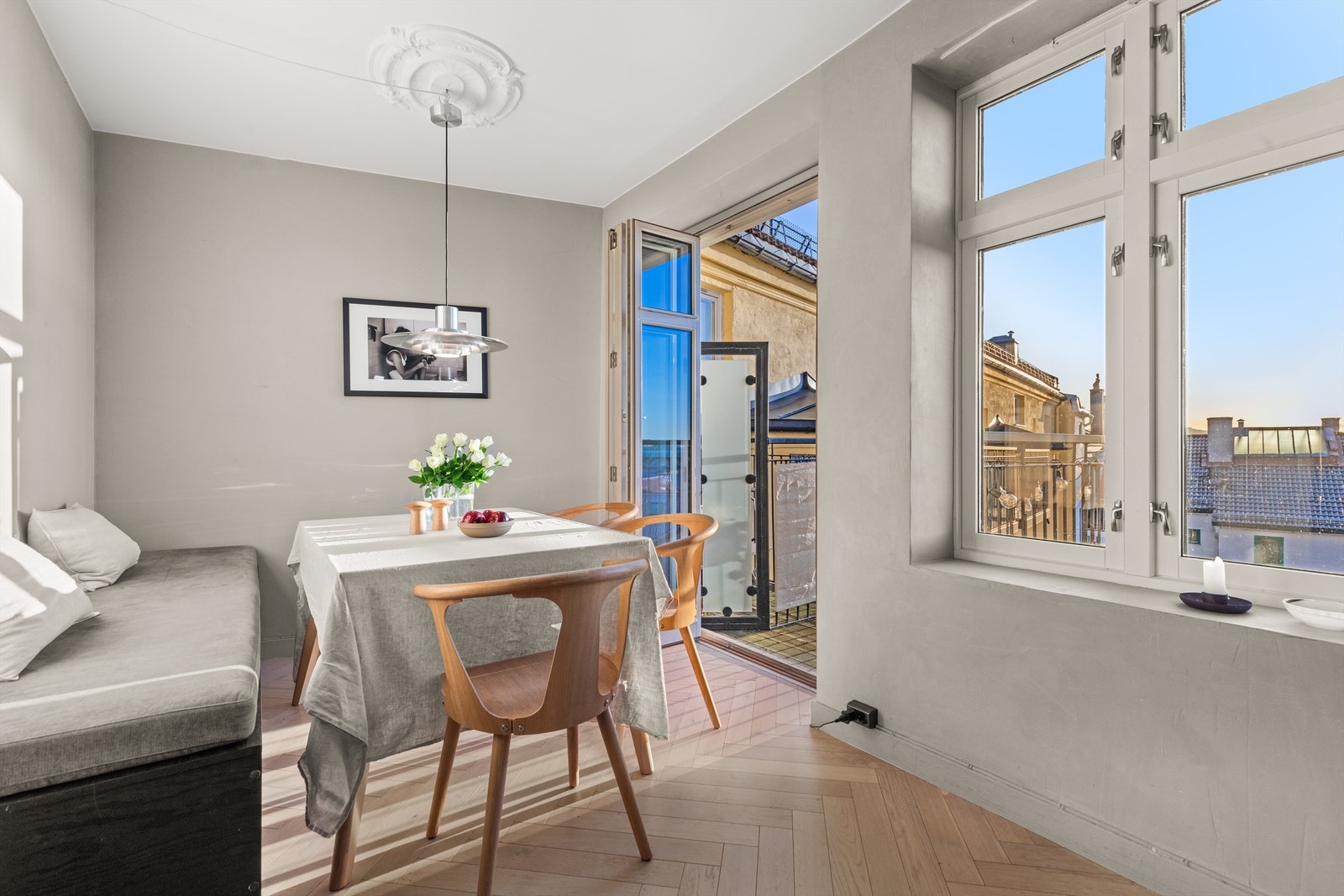 Fra kjøkken/spisestue er det direkte adkomst ut til leilighetens herlige balkong Galleribilde