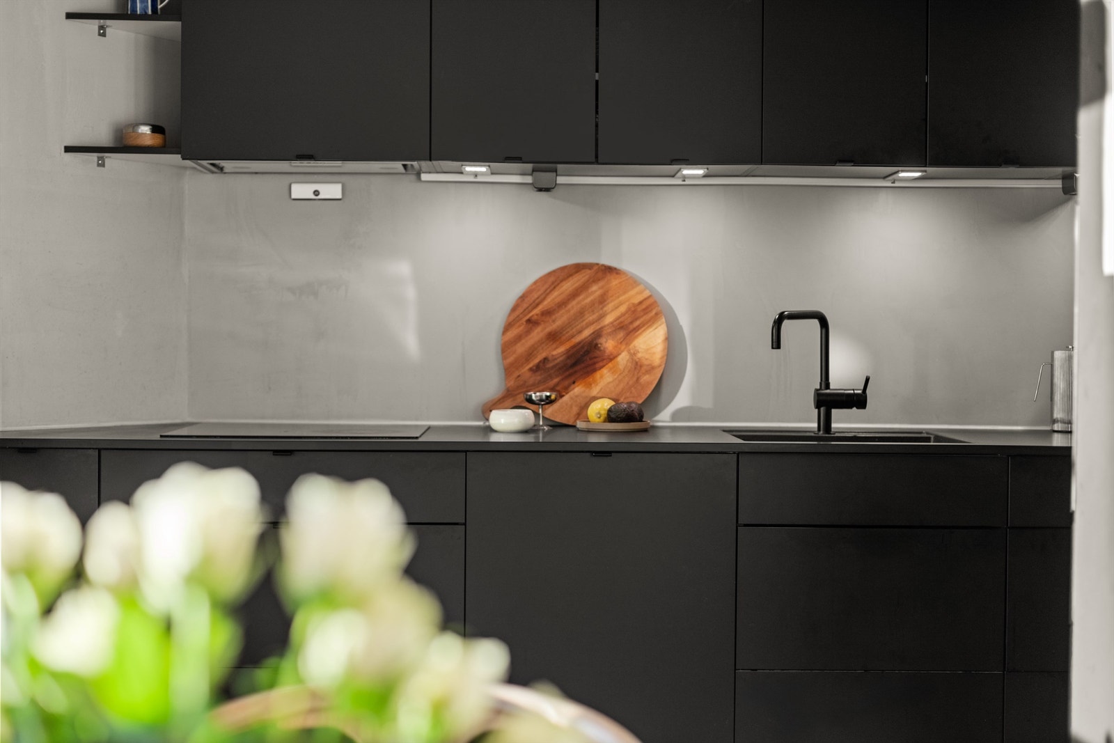 For mange er kjøkkenet det viktigste rommet i boligen. Her er kjøkkenet holdt i en praktisk separat løsning fra stuen, noe som skaper en fin sone for matlagingen Galleribilde