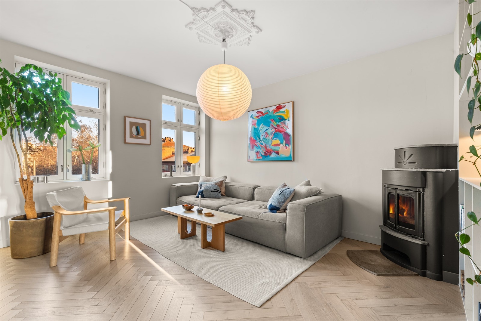 En delikat og arealeffektiv 2-roms selveierleilighet med klassiske detaljer og en herlig balkong Galleribilde