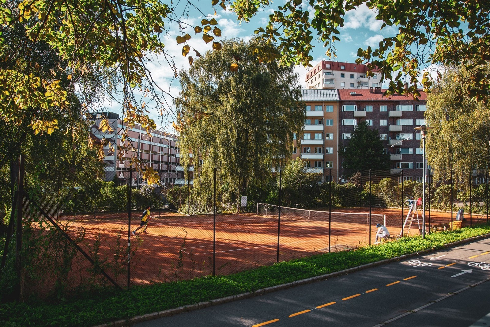 Det er kun noen minutters gange til tennisbane (Fagerheimen tennisklubb) og Dælenenga idrettsplass med fotballbane Galleribilde