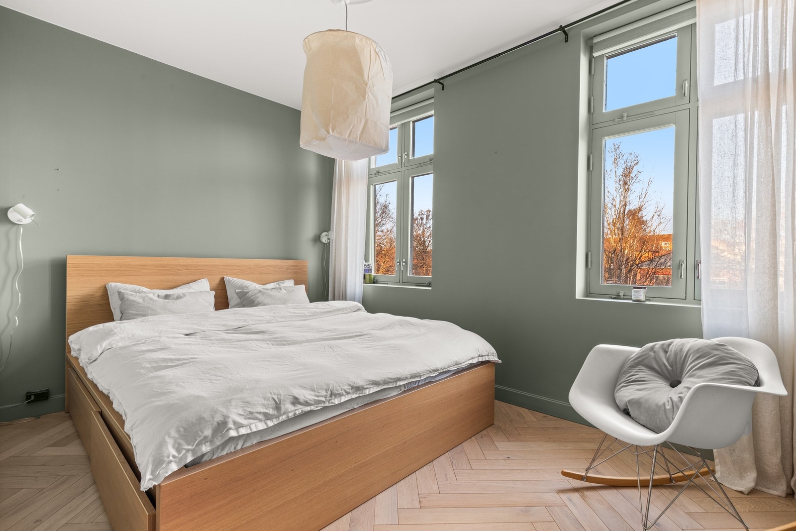Leilighetens soverom er av god størrelse og kan enkelt innredes med både dobbeltseng og tilhørende nattbord Galleribilde