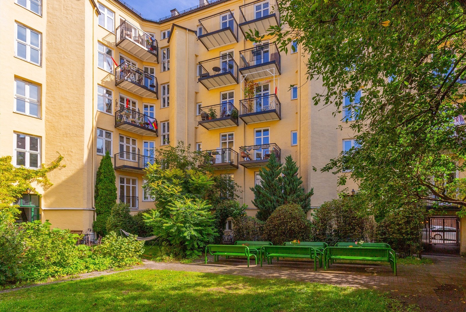 Sameiet har en hyggelig bakgård med frodig og flott beplantning og sittegrupper Galleribilde