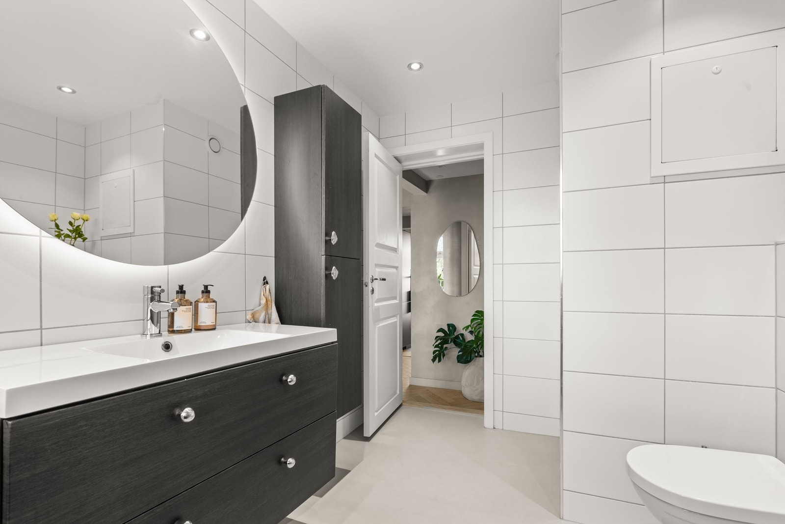 Innredningen består av vegghengte servantskuffer med servant. Over servanten er det et pent speil med belysning Galleribilde