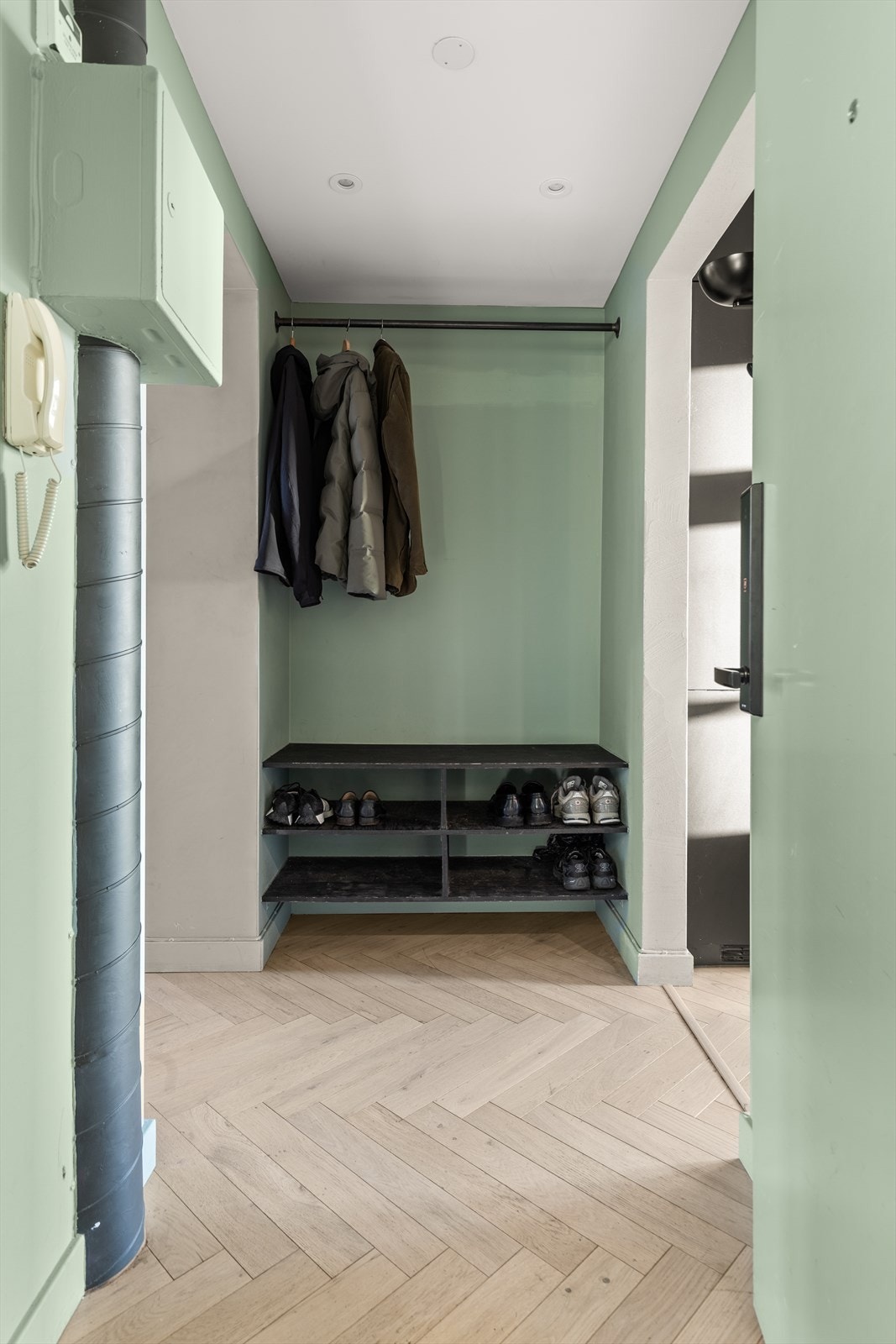 Her er det god plass til å henge fra seg yttertøyet og sette fra seg sko Galleribilde