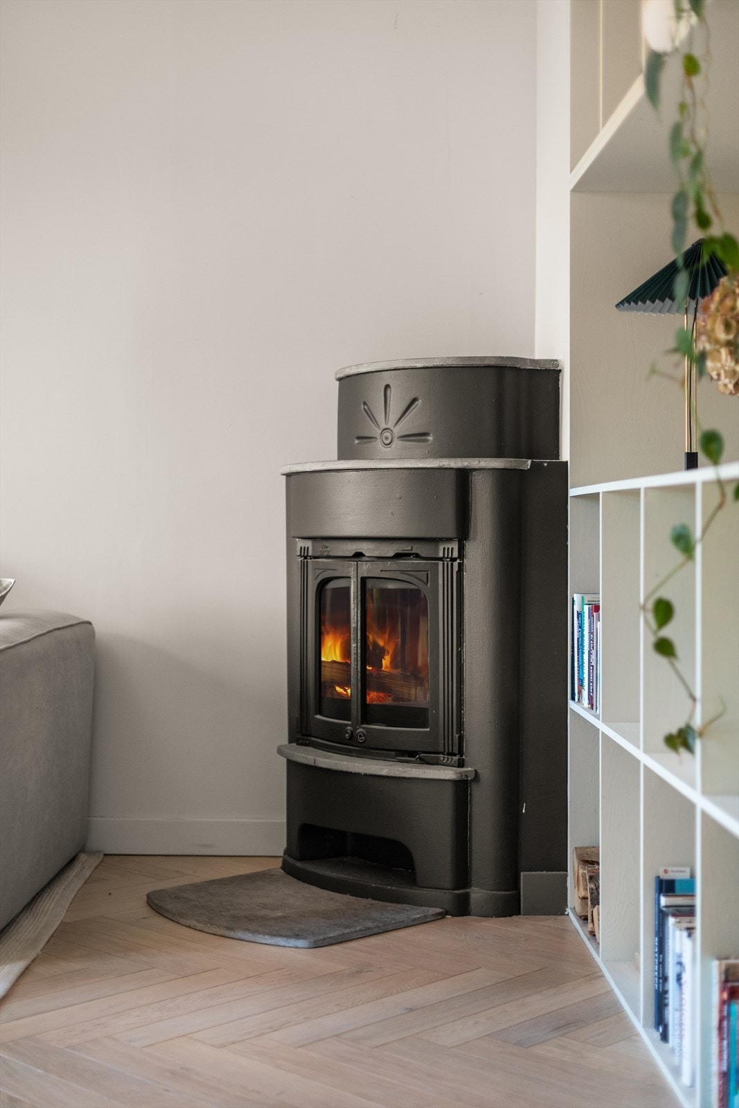 I stuen er det også en herlig peisovn - perfekt for kalde vinterkvelder Galleribilde