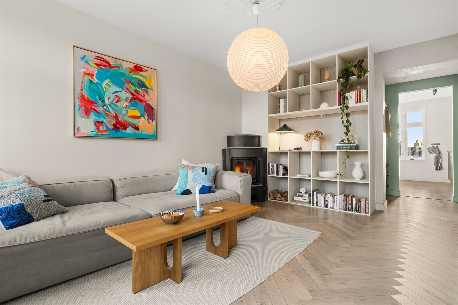 Det er store vindusflater som slipper inn rikelig med lys og skaper en lys og luftig atmosfære i stuen Galleribilde