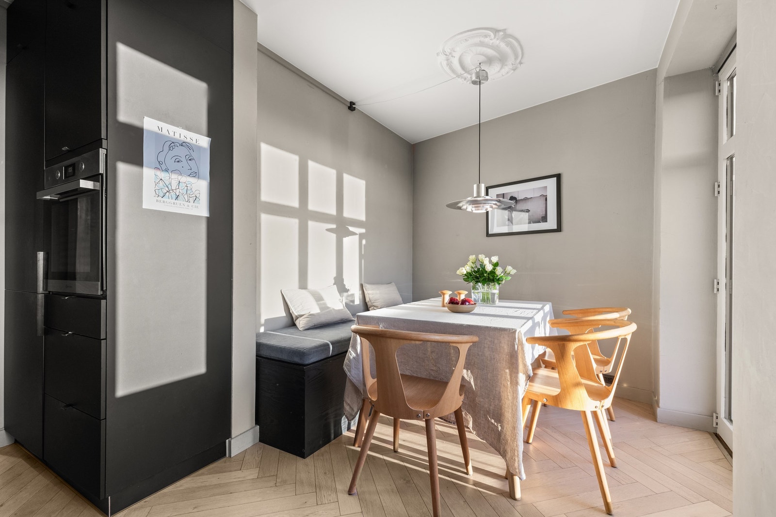 På kjøkkenet er det også en naturlig og fin plass for å innrede med et spisebord med gode muligheter for å invitere venner og familie på middag Galleribilde