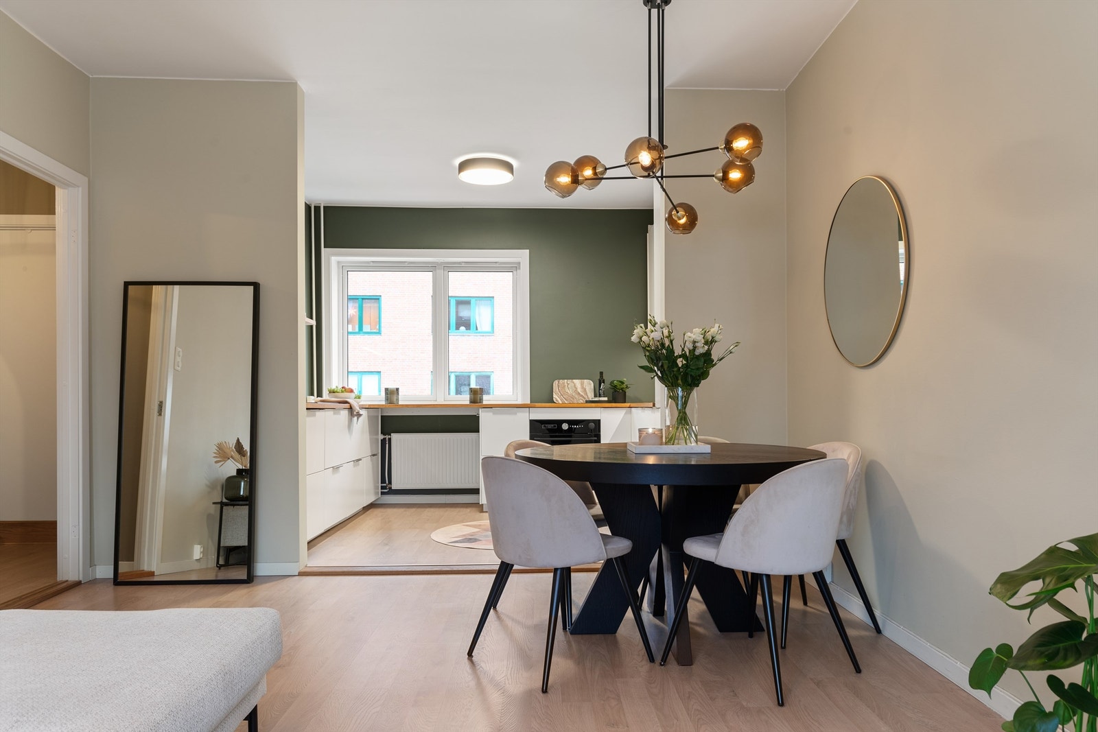 I fin overgang mot kjøkkenet er det en naturlig plass for å innrede med et spisebord Galleribilde