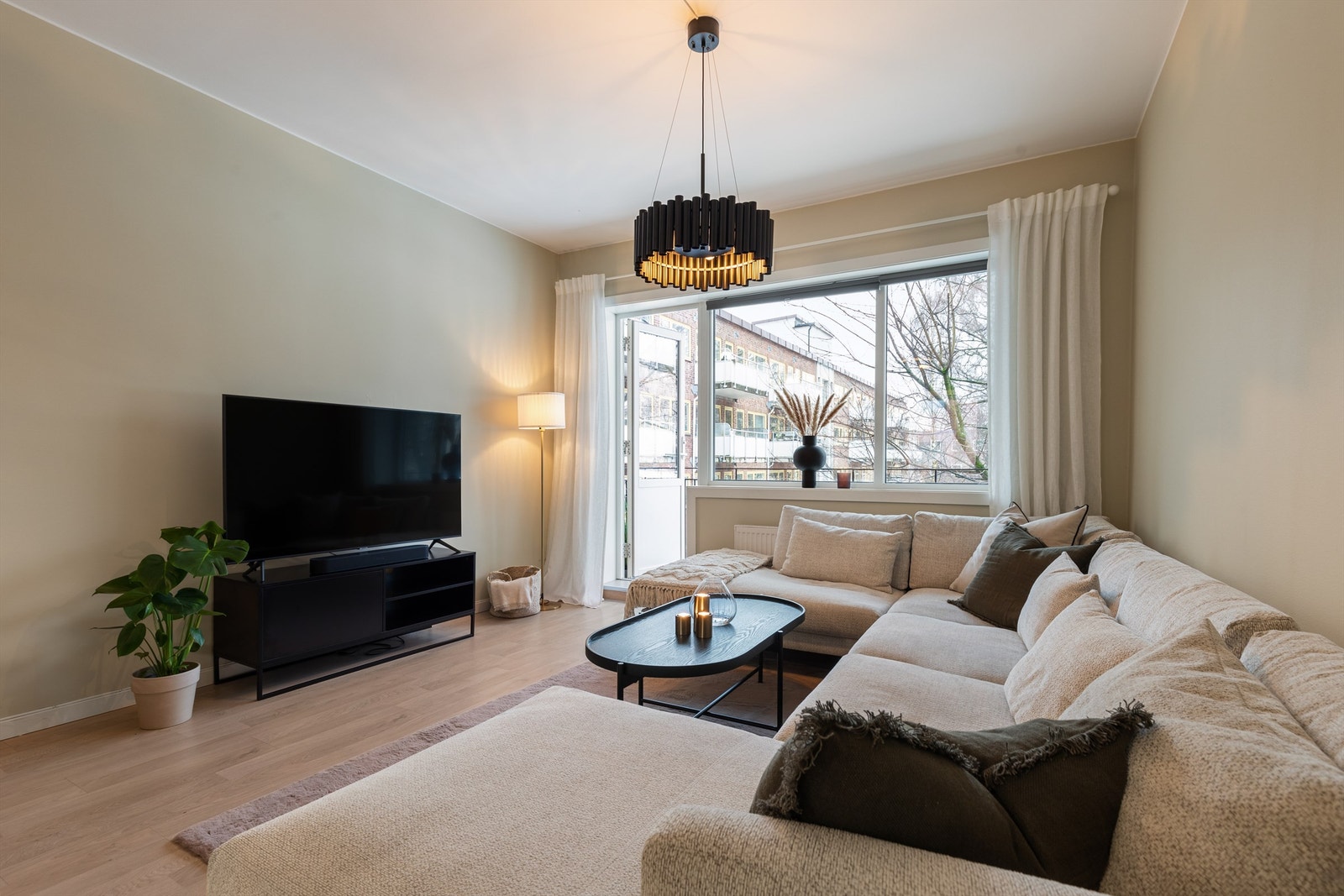 Fra stuen er det adkomst ut til leilighetens herlige balkong - en naturlig forlengelse av stuen på sommerstid Galleribilde