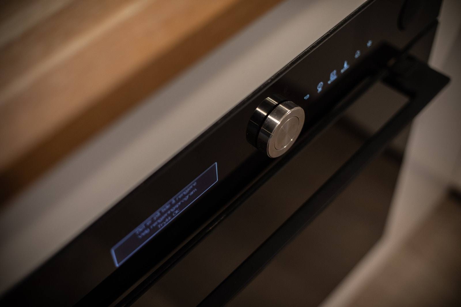 Hvitevarene er sømløst integrert i innredningen og består av platetopp, stekeovn, oppvaskmaskin og kjøl/fryseskap Galleribilde