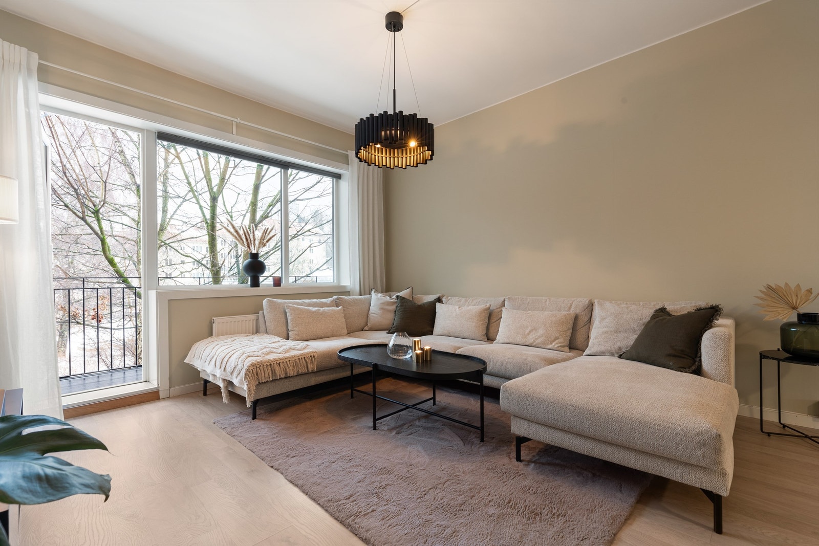 En stilren og arealeffektiv 2-roms med delikate uttrykk, behagelige fargevalg og høy standard Galleribilde