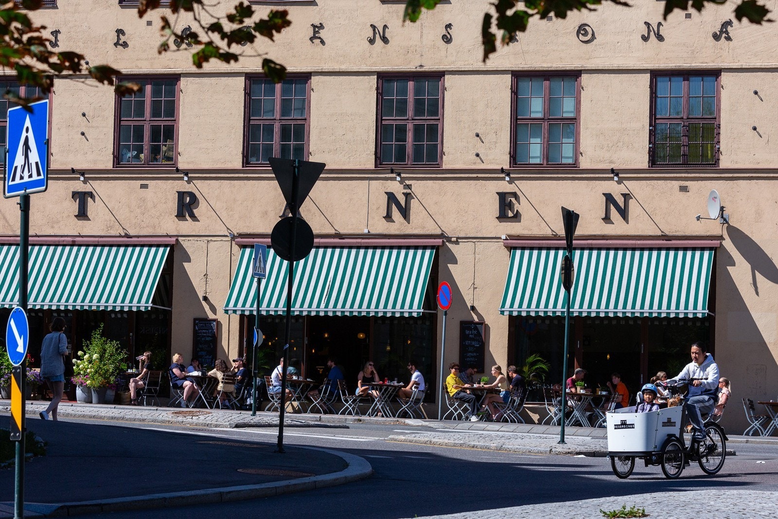 Nybakte og ferske bakevarer, baguetter og brød får man kjøpt og servert på Åpent Bakeri Tranen. Om kvelden forvandles stedet til en hyggelig restaurant med det som mange påstår er byens beste pizza. Galleribilde