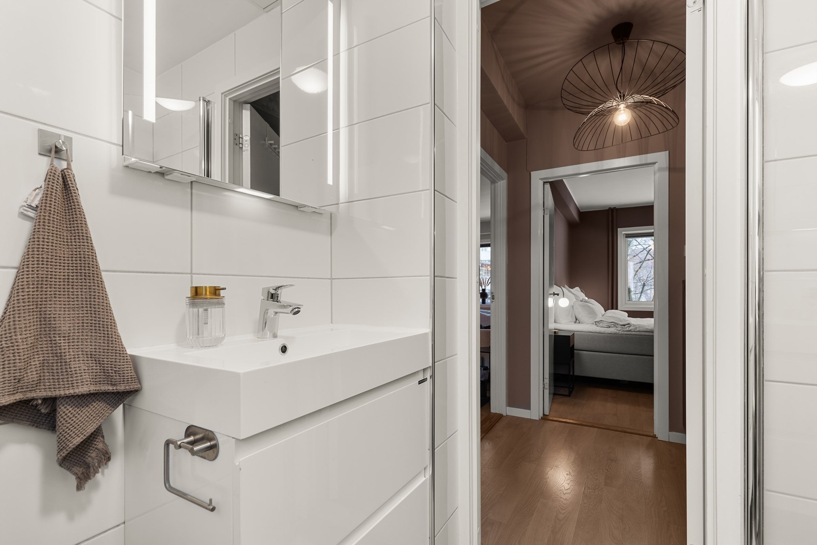 Innredningen består av veggehengt servantinnredning med servant. Over servanten er det et fint speil med belysning. Galleribilde