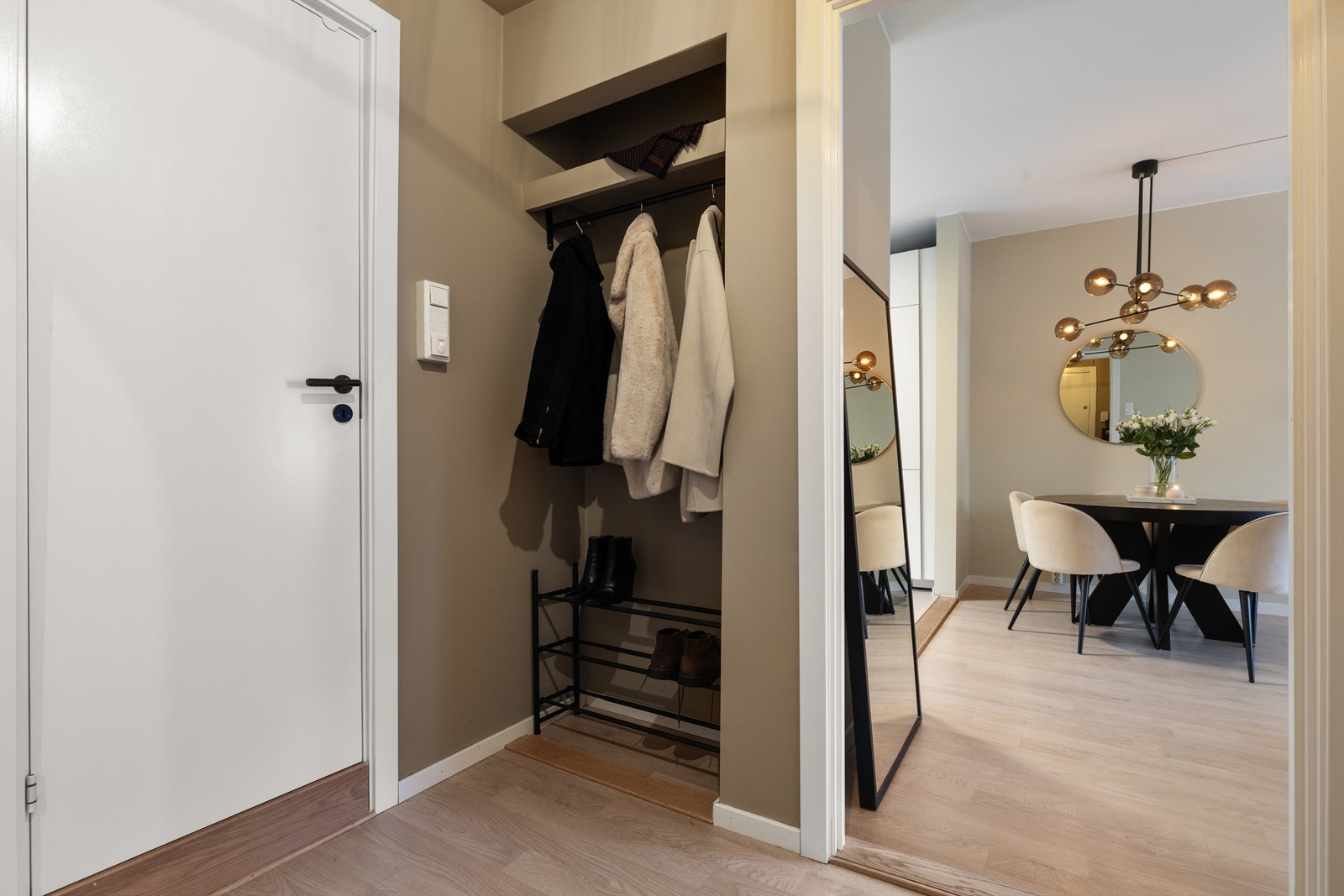 Her er det god plass til å henge fra seg yttertøyet og sette fra seg sko Galleribilde