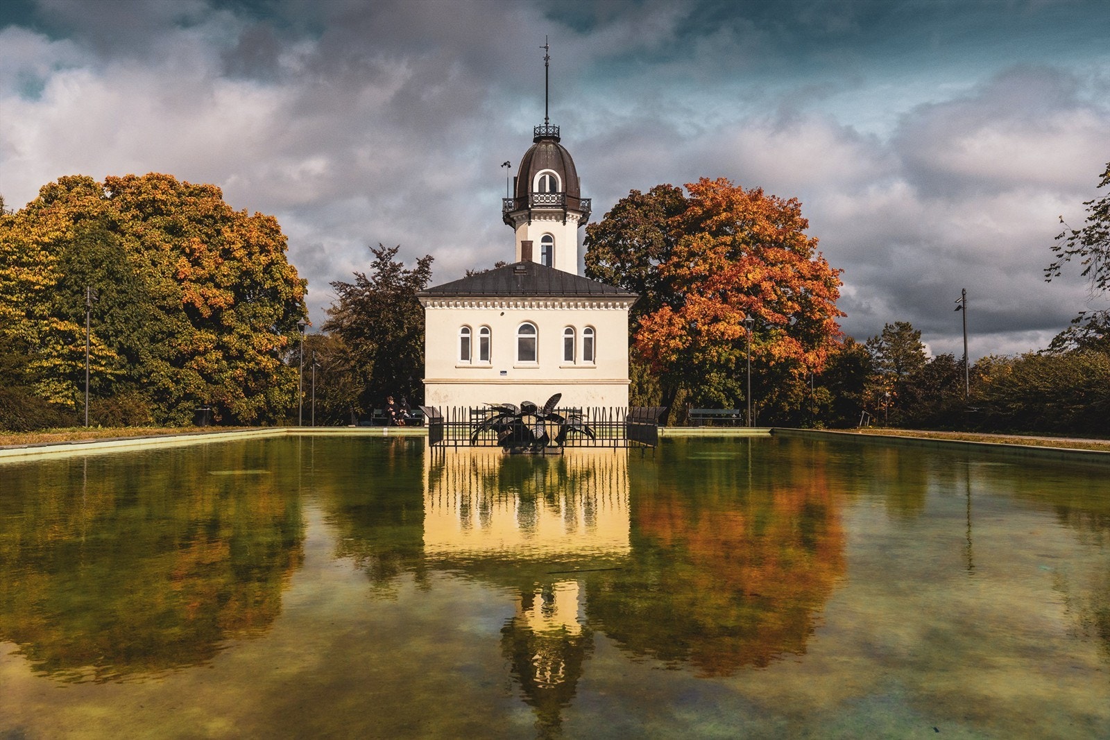 St. Hanshaugen park på "toppen" av Oslo med flott utsikt. Parken har et varierende terreng, svingende gangveier, svanedam, bekkeløp med bro og frodig beplantning Galleribilde