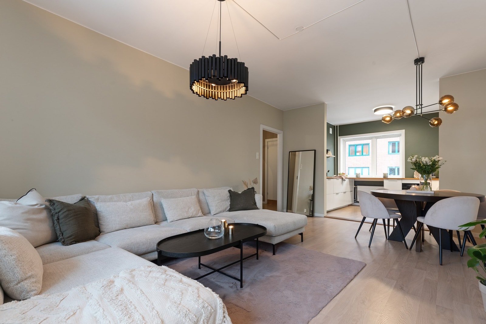 Stuen er romslig med god planløsning og kan enkelt innredes med en hyggelig sofagruppe med tilhørende sofabord og annet ønskelig stuemøblement Galleribilde