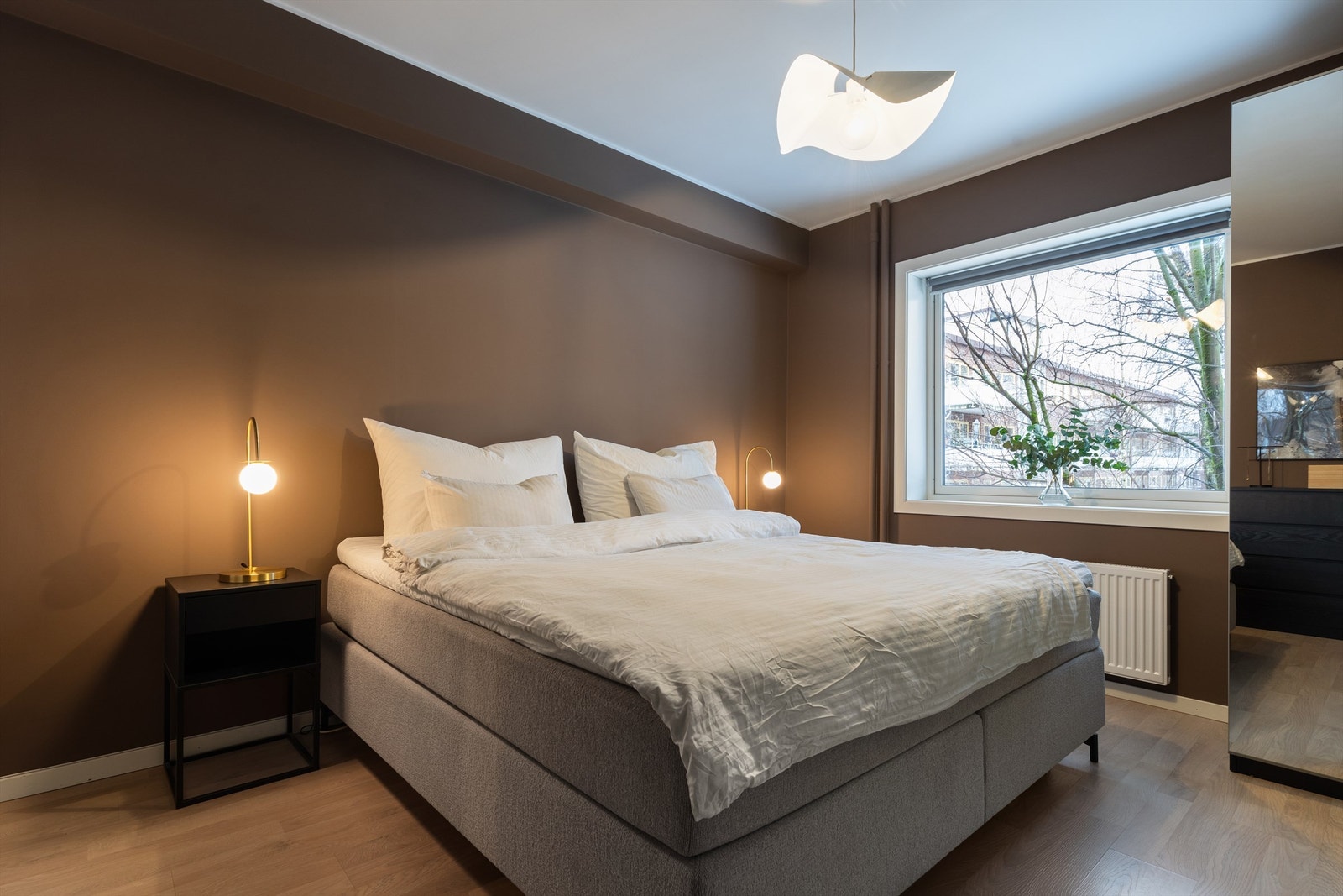 Leilighetens soverom er av god størrelse og kan enkelt innredes med dobbeltseng og tilhørende nattbord. Rommet er holdt i duse og behagelige nyanser - perfekte for soverommet! Galleribilde