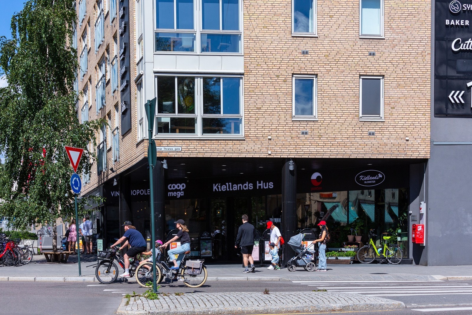 Dagligvarehandelen kan gjøres på Coop Mega på Kiellands hus. Her finner du også Vinmonopol, frisør, blomsterbutikk og mye mer. Galleribilde