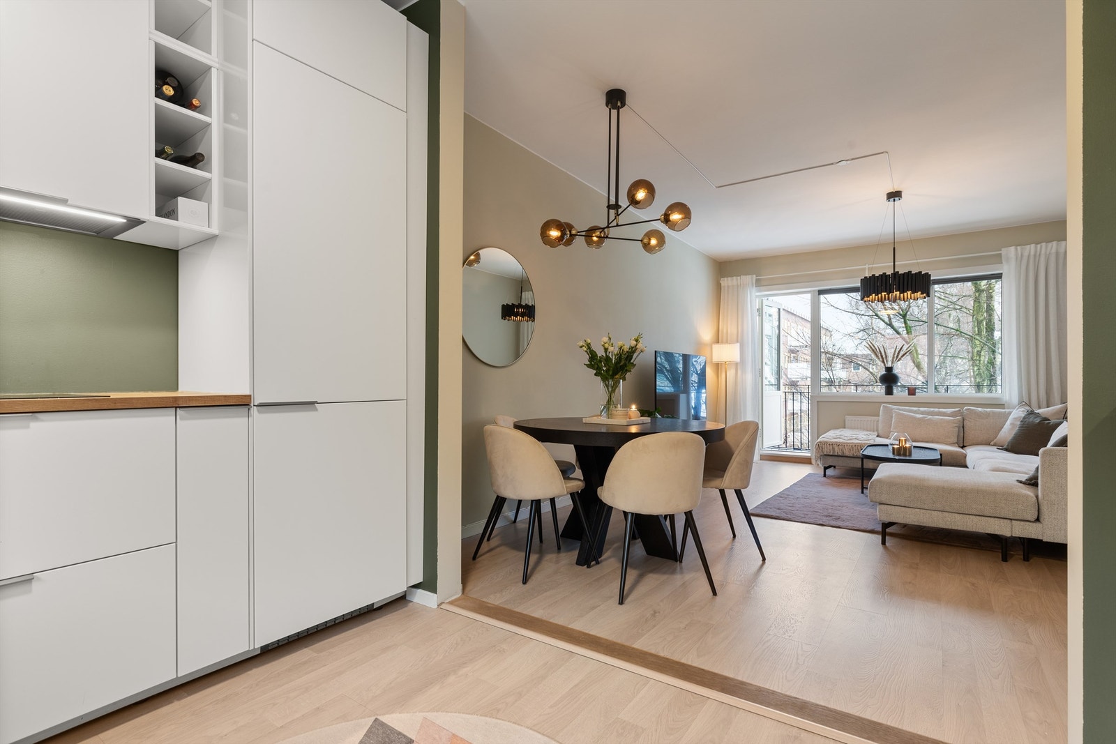 For mange er kjøkkenet det viktigste rommet i boligen. Her er kjøkkenet holdt i en sosial åpen løsning som skaper et naturlig og fint samlingspunkt i boligen. Galleribilde