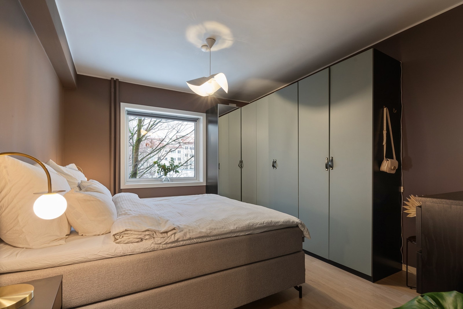 Det er rikelig med oppbevaringsplass i garderobeskap Galleribilde