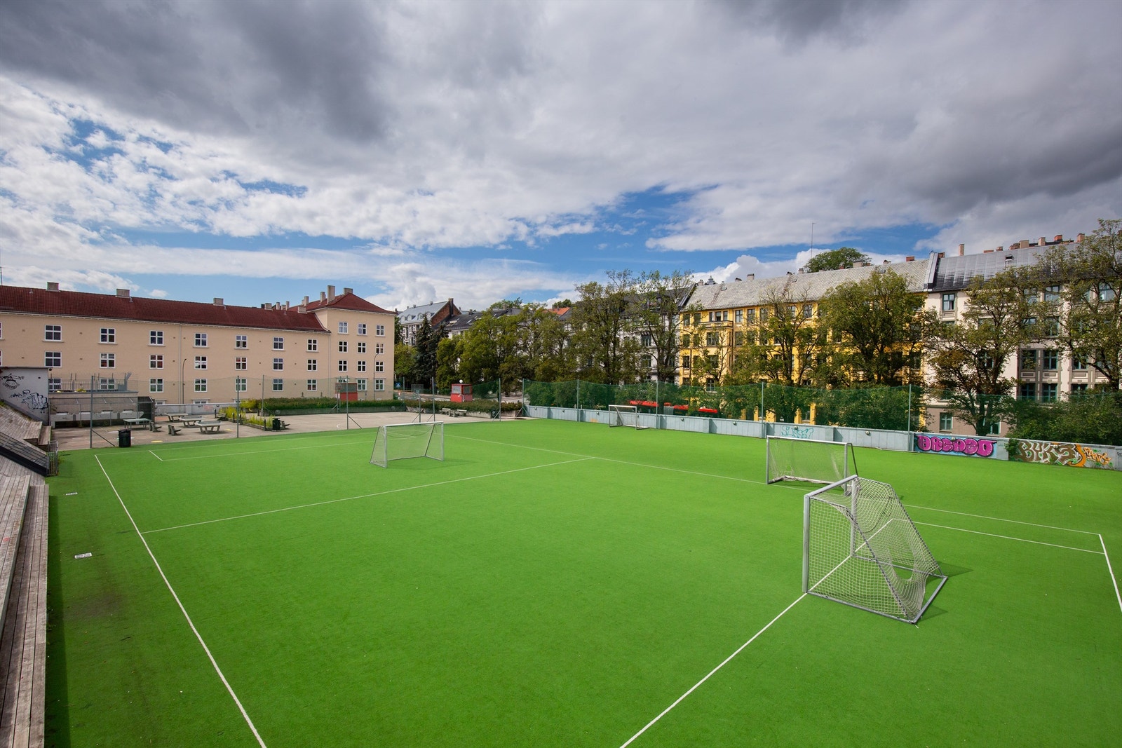 På toppen av St. Hanshaugen senter finner du en stor fotballbane Galleribilde