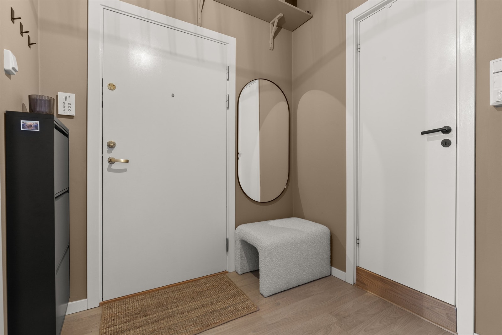 Leilighetens entré er lys og innbydende og gir et godt førsteinntrykk av boligen Galleribilde