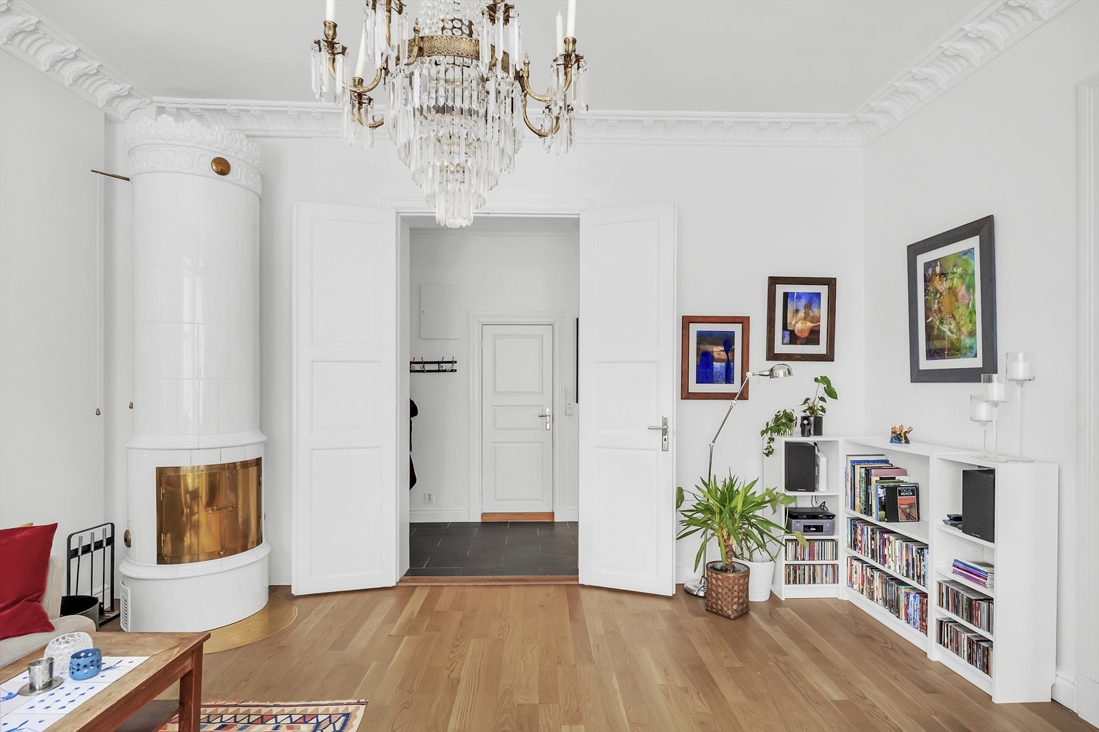 Vakre doble fløydører som gir rommet en elegant og klassisk følelse. Dørene åpner opp fra entrèen og inn til stuen. Galleribilde