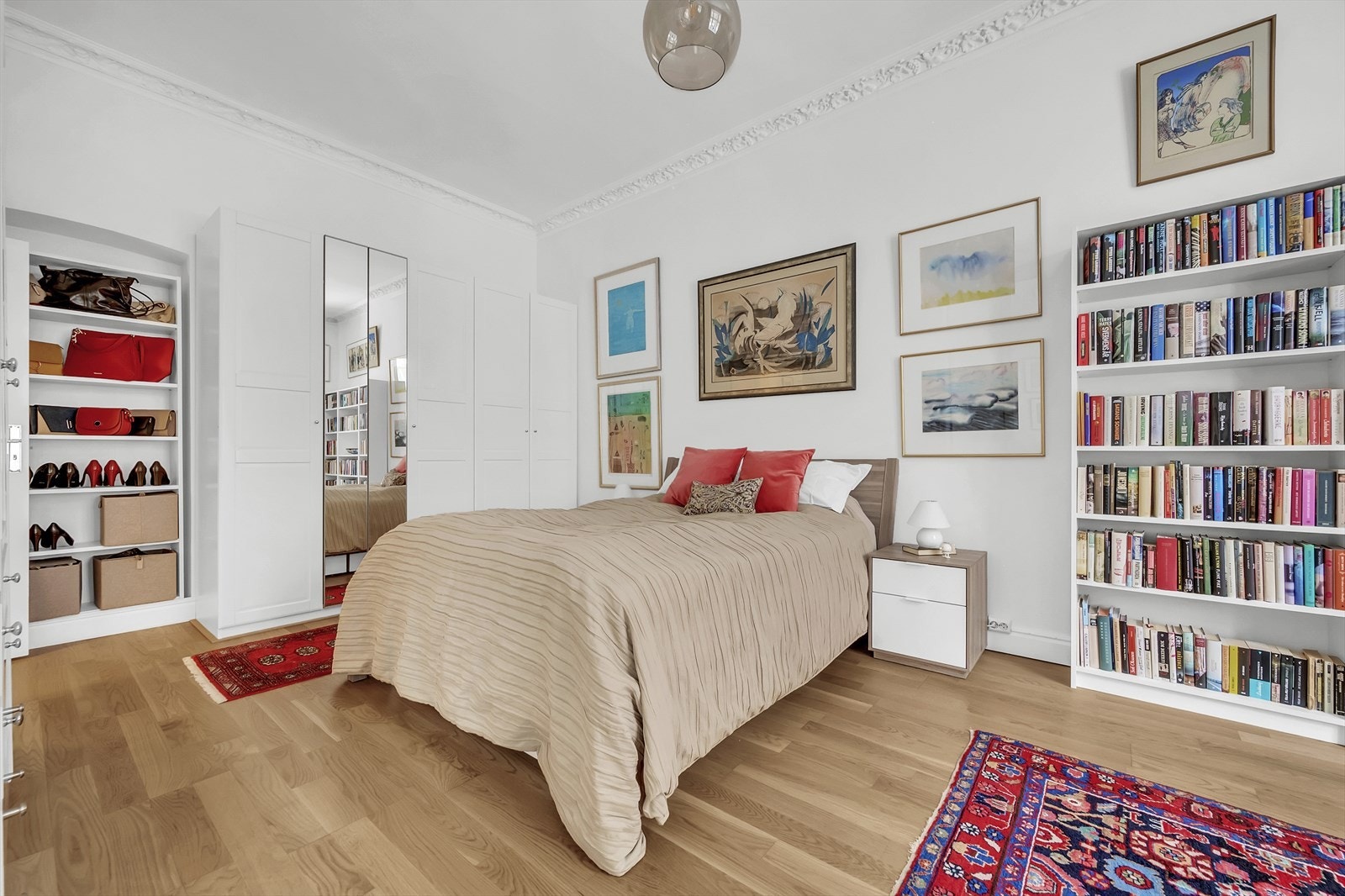 God plass til garderobeskap som gir rikelig med oppbevaringsmuligheter. Galleribilde