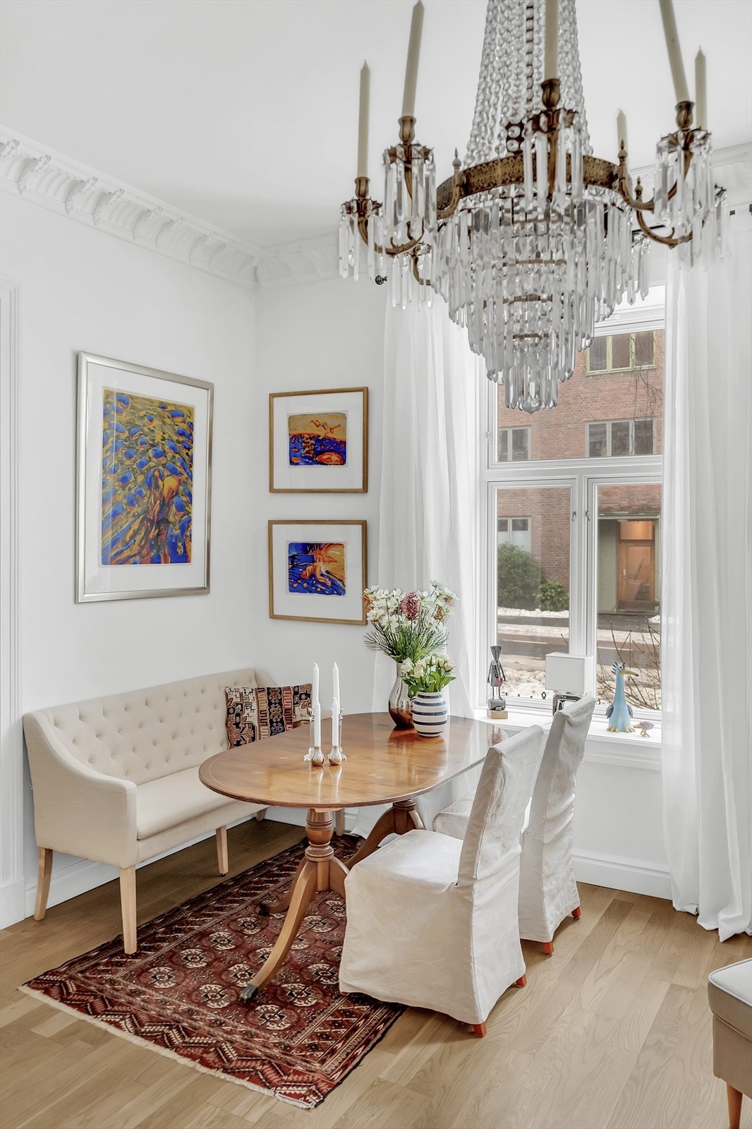 Stuen har store vindusflater som slipper inn rikelig med naturlig lys og gir en åpen, luftig følelse. Galleribilde