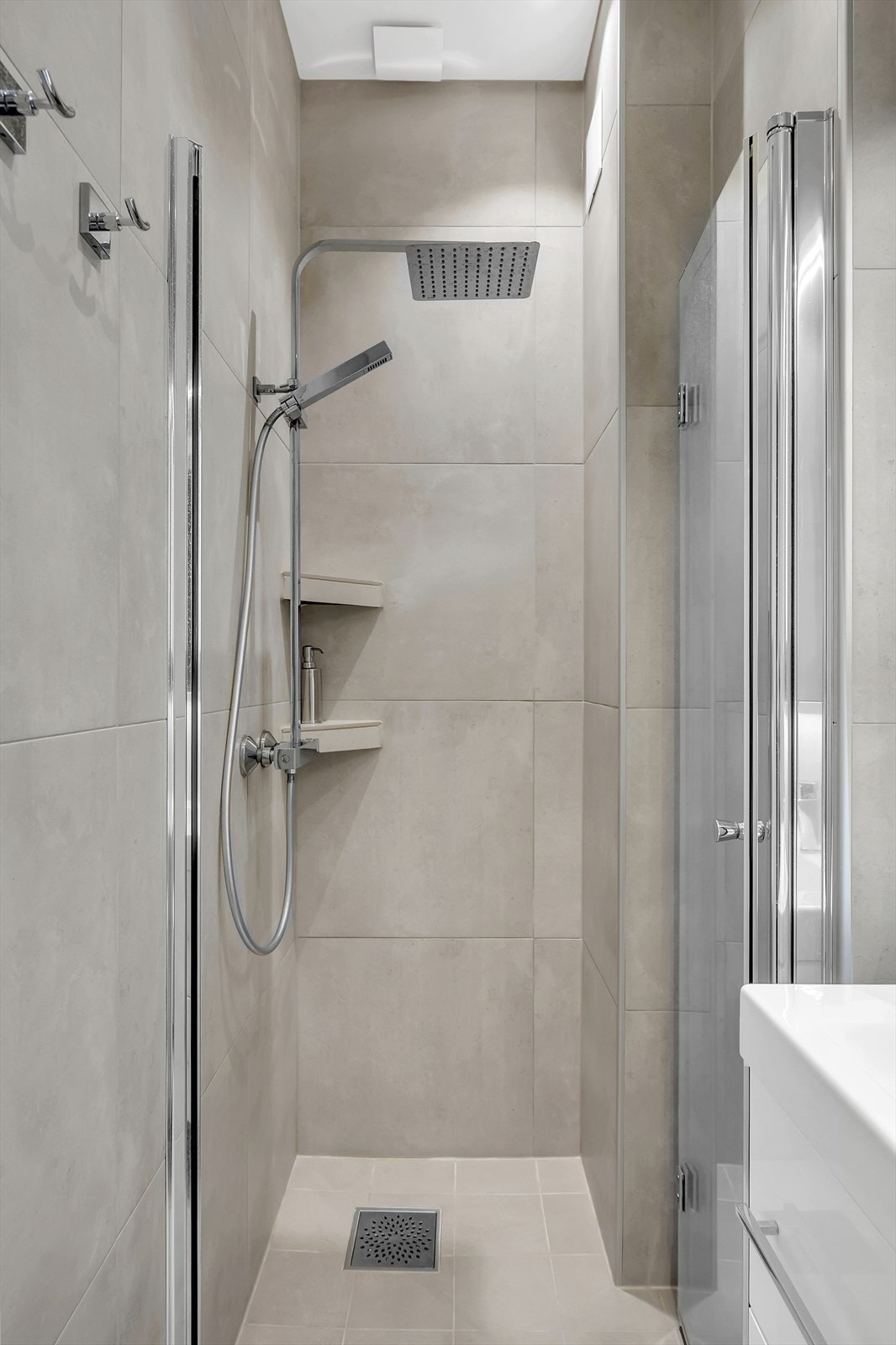 Badet er ventilert via en elektrisk styrt avtrekksvifte. Galleribilde