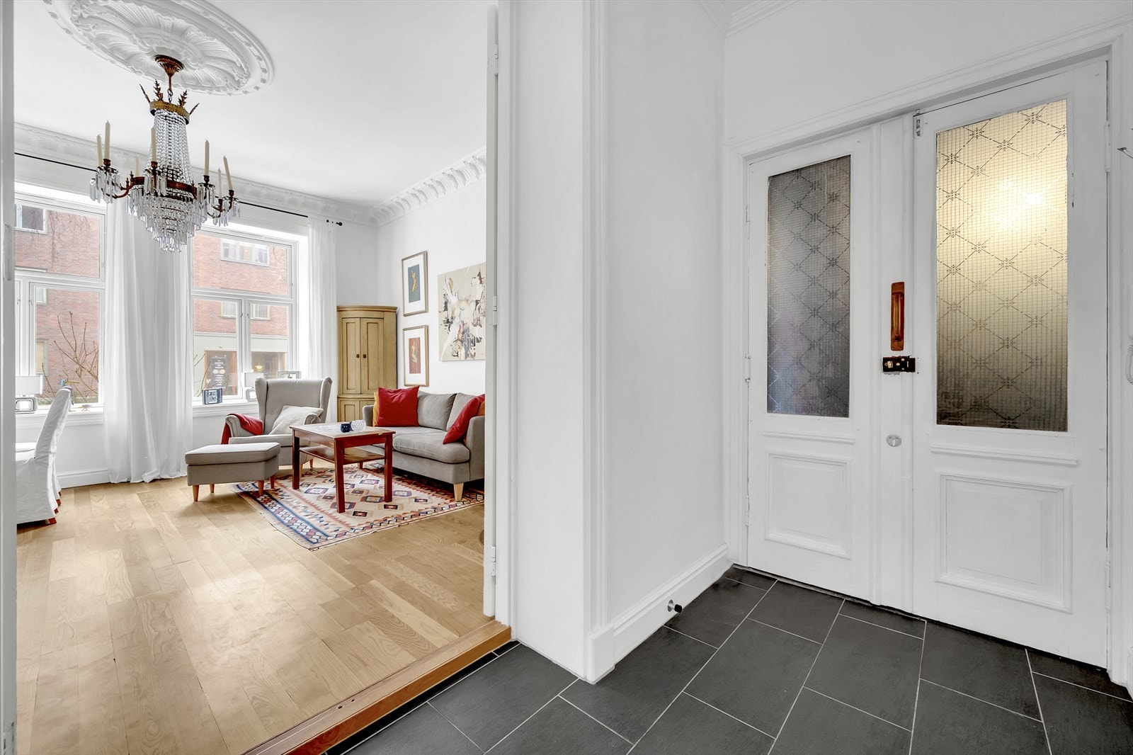 Velkommen inn! Her blir du møtt med en romslig og lys entrè. Galleribilde