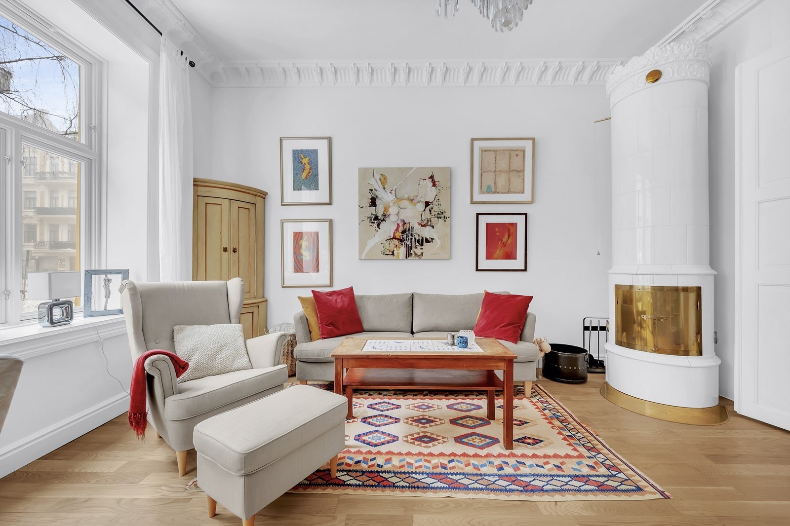 Denne leiligheten har en svært attraktiv beliggenhet i Elisenbergveien 28, midt i et av Oslos mest ettertraktede områder, Frogner. Her får du en perfekt kombinasjon av en rolig og sjarmerende bydel med nærhet til alt av fasiliteter. Galleribilde