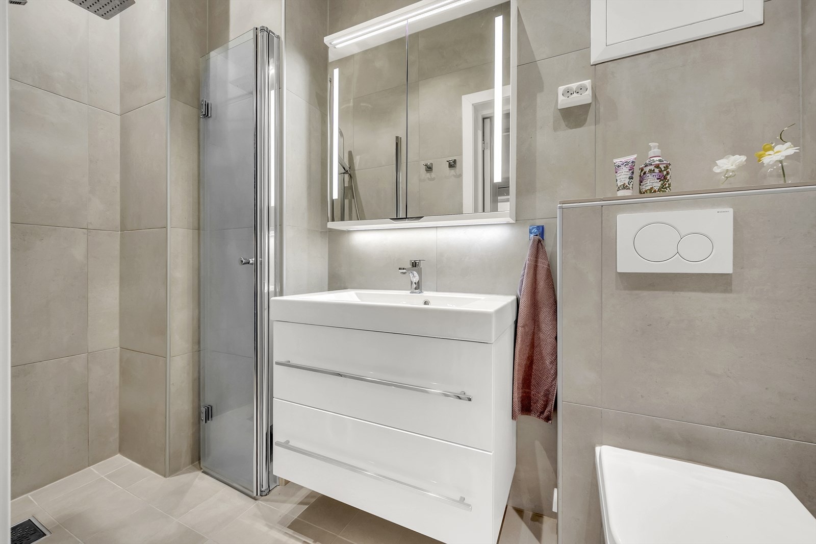 Flislagt bad fra 2017 med moderne og stilrene løsninger. Badet har en lys og frisk atmosfære, og de tidløse flisene gir et elegant preg. Galleribilde