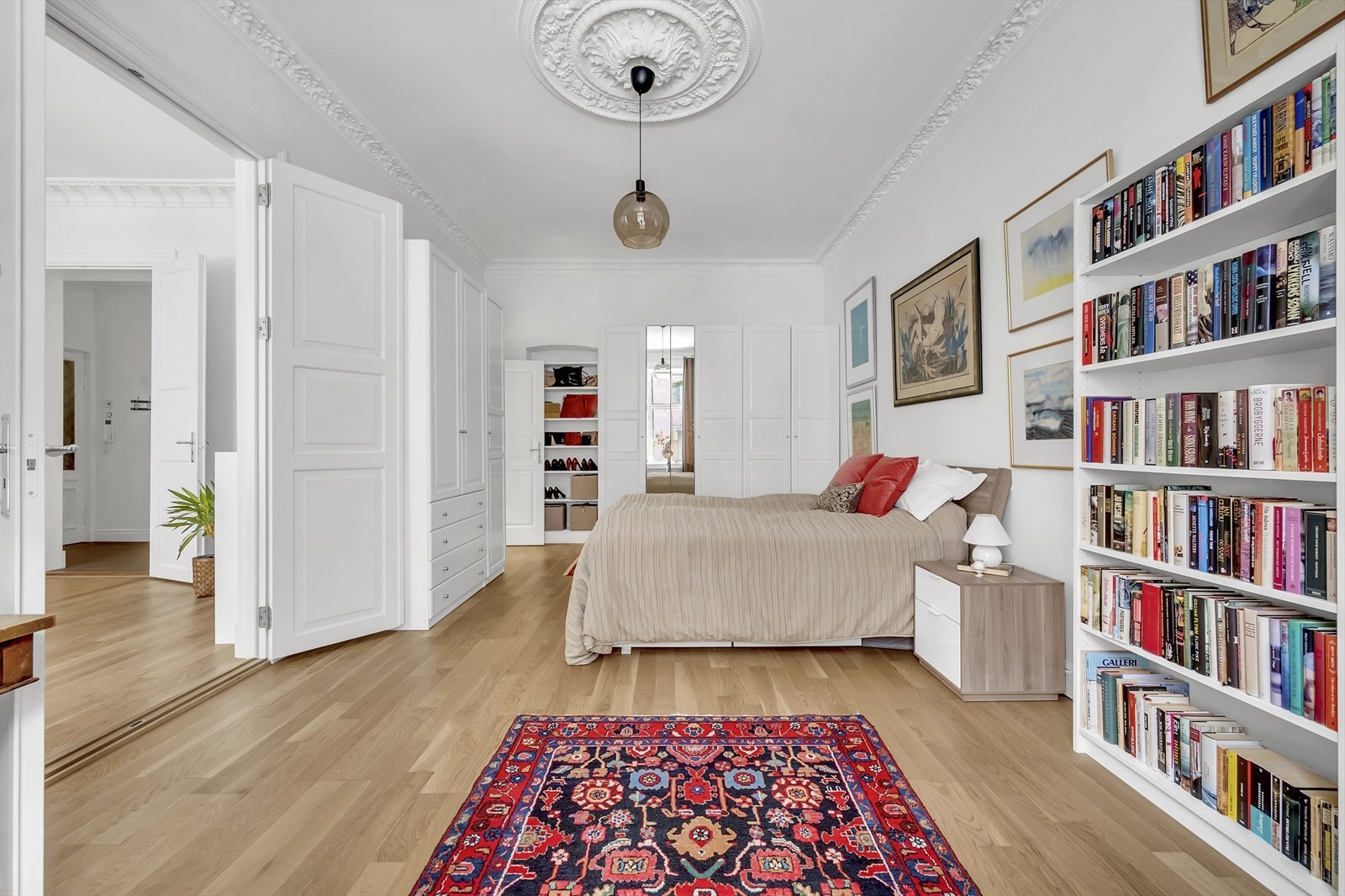 Rommene har vakre parkettgulv som gir en varm og tidløs følelse. Den naturlige trestrukturen gir et solid og stilrent grunnlag for møblering. Galleribilde