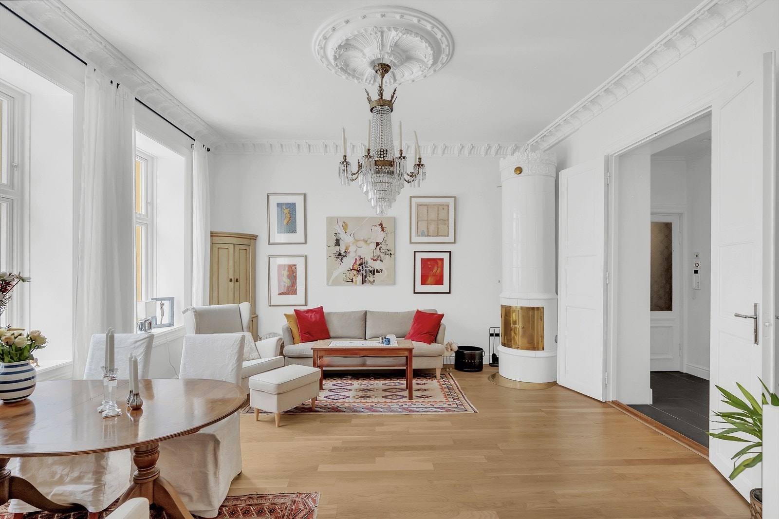 Klassisk kakkelovn i stuen, som både gir god varme og en hyggelig, nostalgisk stemning. Den er et flott designelement, samt skaper en ekstra lun atmosfære i rommet Galleribilde