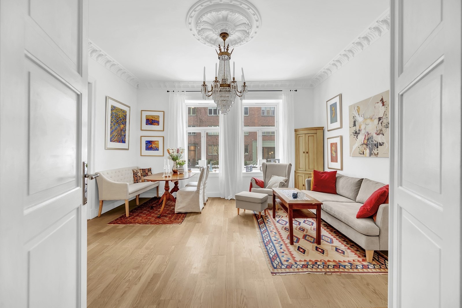 Romslig og lys stue med god plass til både spisebord og sittegruppe. Dette gir fleksible løsninger for både hverdagsliv og sosialt samvær. Galleribilde