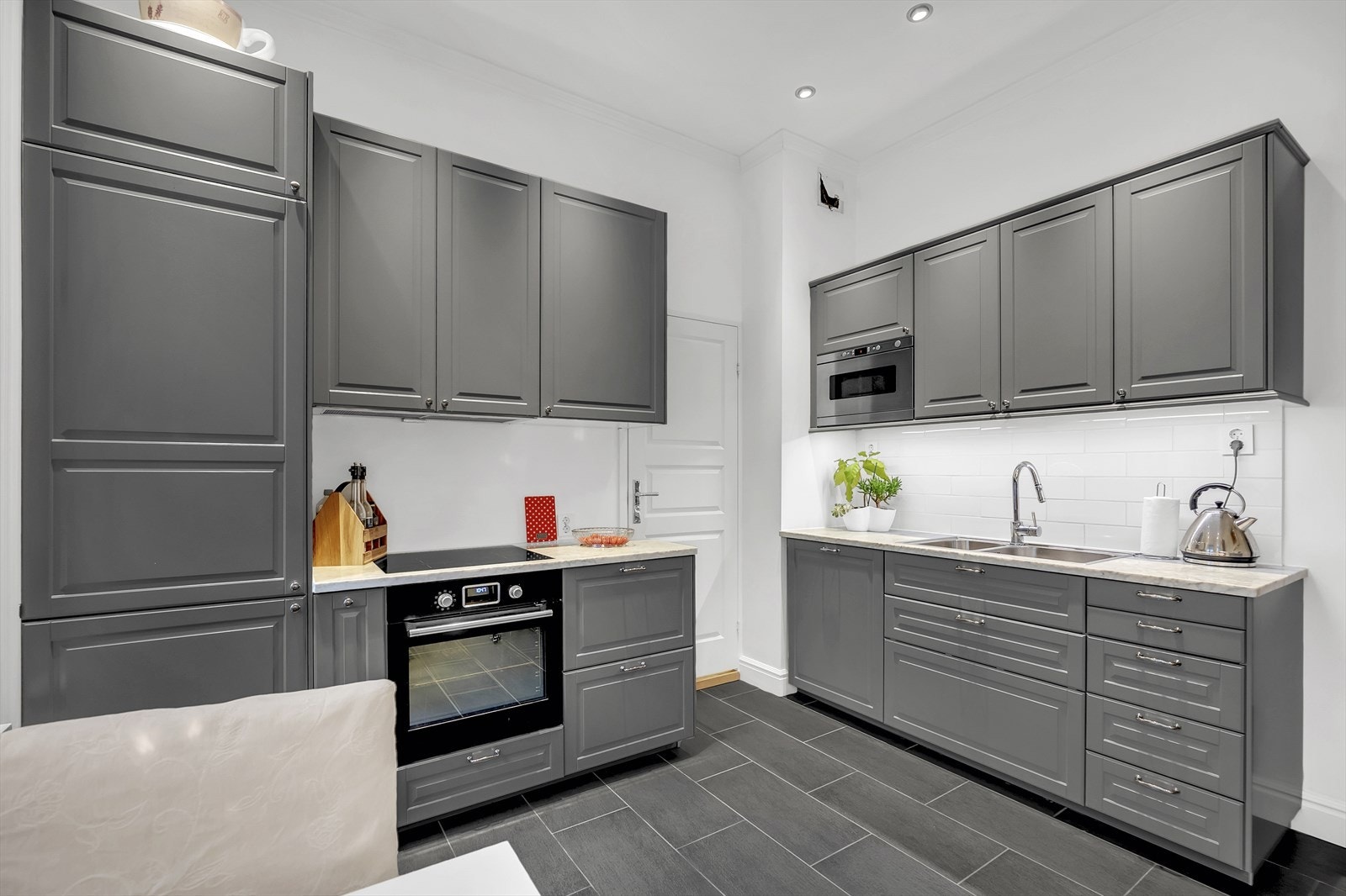 Over platetoppen er det montert en kjøkkenventilator med kullfilter som renser luften før den føres ut i kjøkkenrommet igjen. Galleribilde