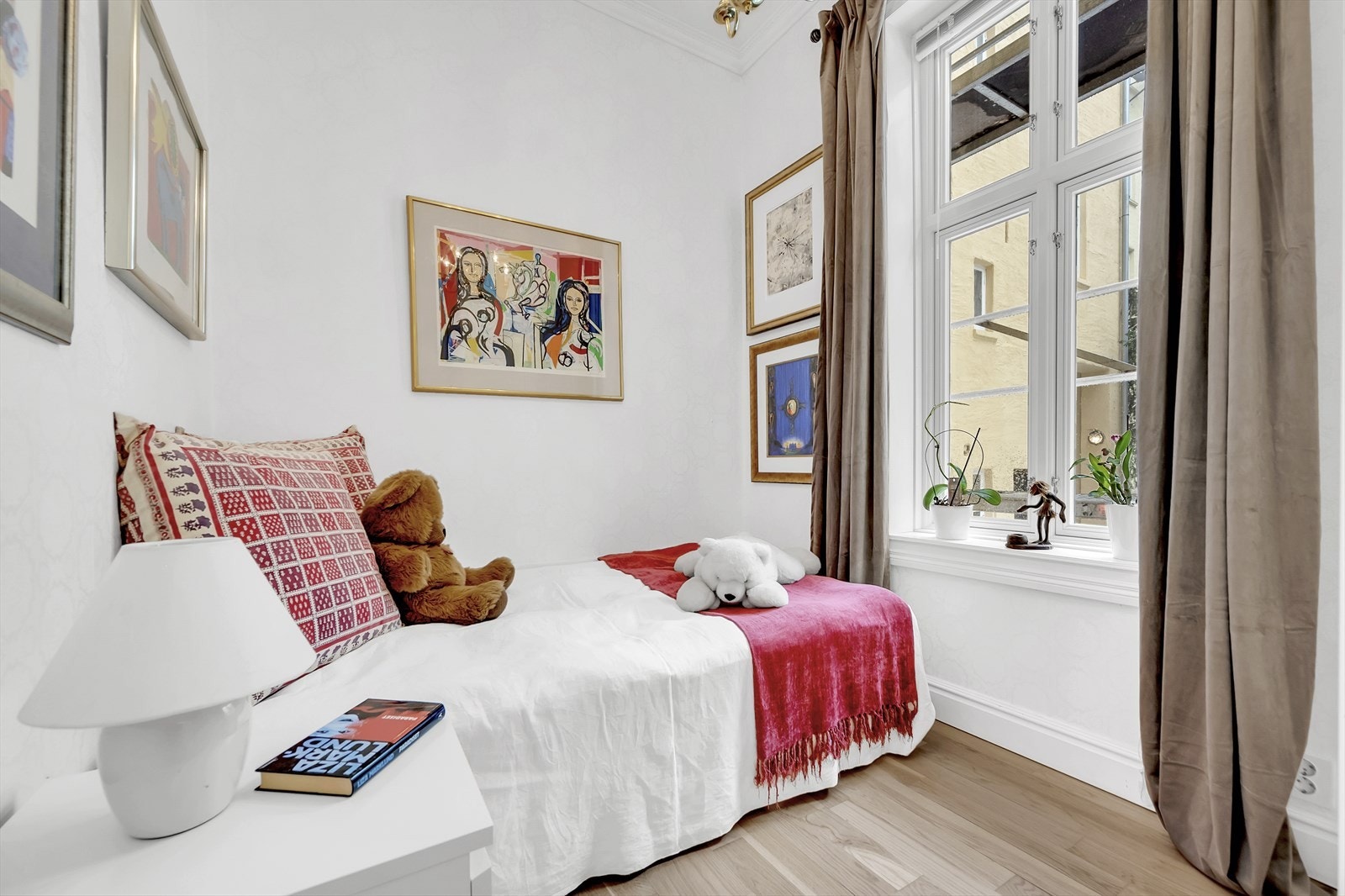 Leilighetens andre soverom er også av god størrelse med plass til dobbeltseng. Galleribilde